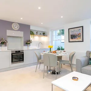 Stunning 2 Bed Basement Flat In The Heart Of Cheltenham! , Cheltenham United Kingdom